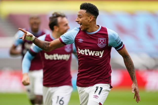 篮球火箭主力球员赛后接受采访