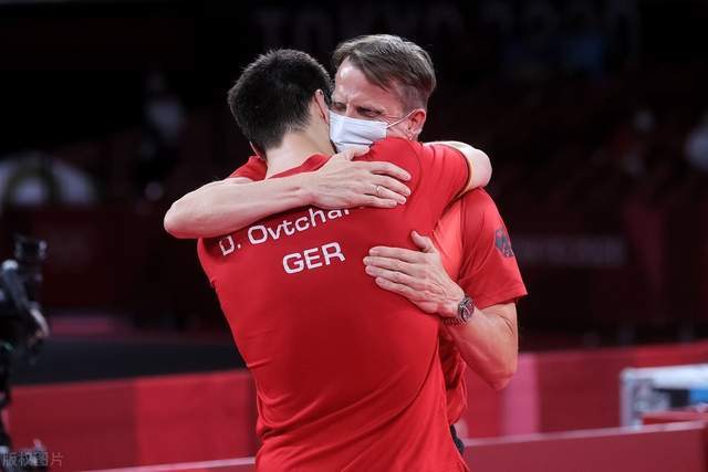 紧随其后 紧随其后